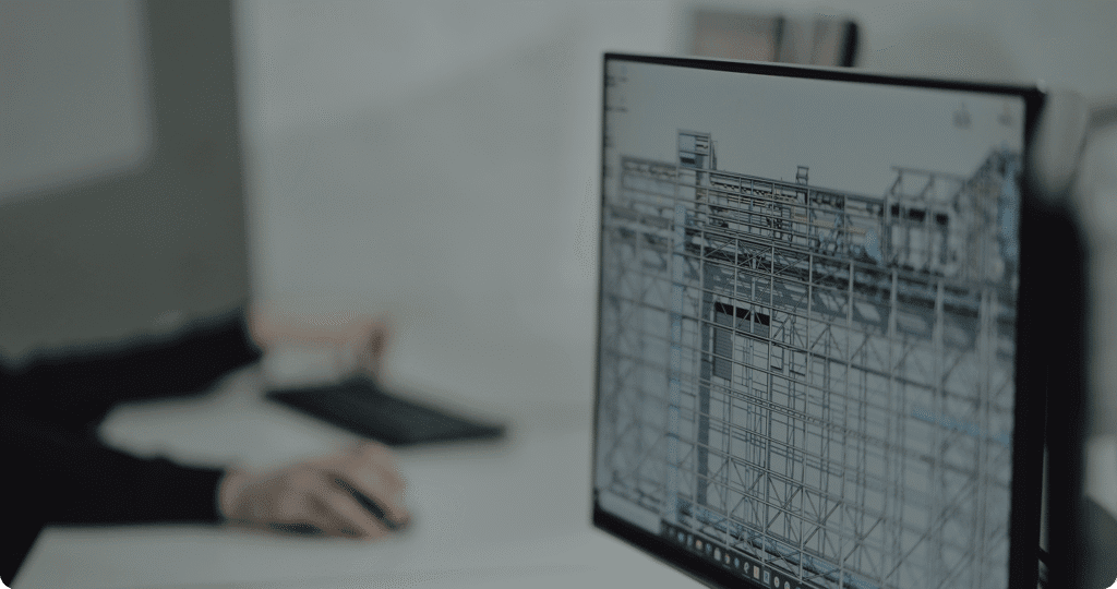 Technicien travaillant sur un plan architectural BIM affiché sur écran d'ordinateur